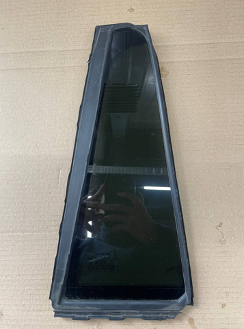 Задня кватирка права 6812360350 TOYOTA