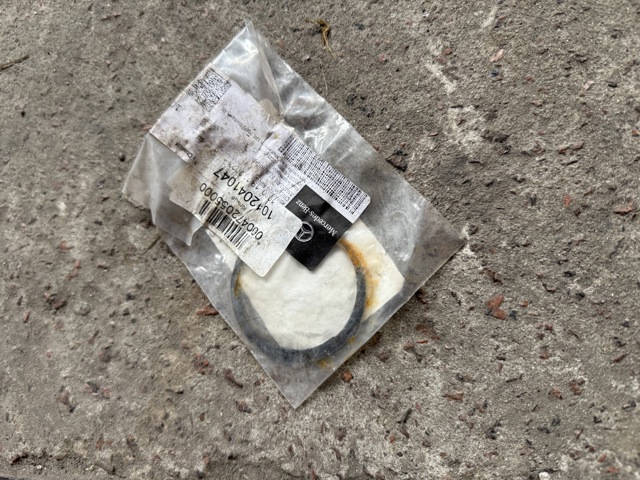 Кільце стопорне підшипника передньої маточини 000472055000 MERCEDES