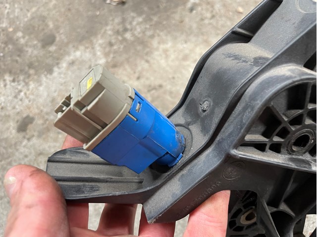 Датчик включення зчеплення 253255192R RENAULT