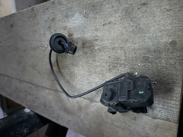 Лічинка замка паливного бака 5C6810773 VAG