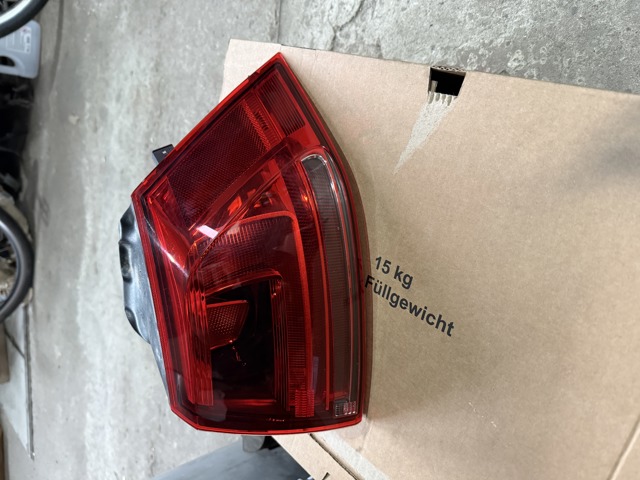 Задній правий зовнішній ліхтар 5GM945096B VAG