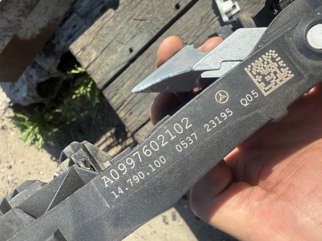 Тримач зовнішньої ручки дверей, задніх лівих A0997602102 MERCEDES