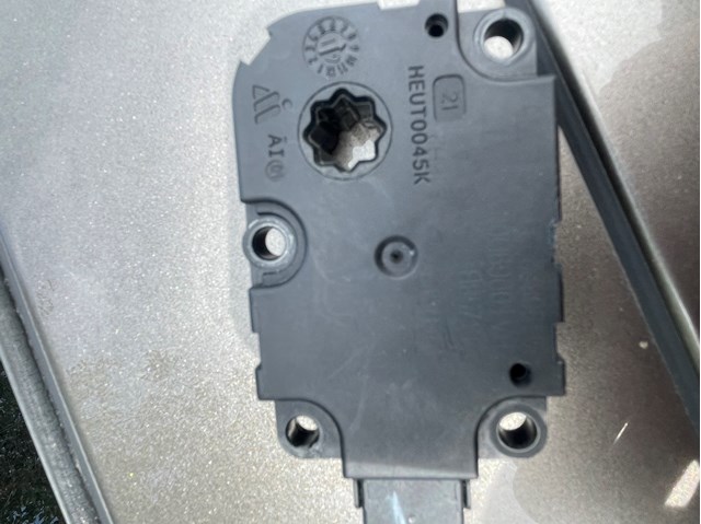 Двигун заслінки рециркуляції повітря A0999067402 MERCEDES
