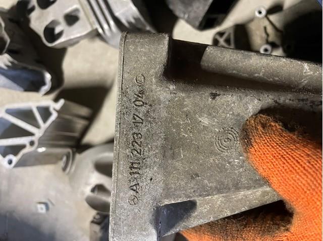 Кронштейн подушки (опори) двигуна, правої A1112231704 MERCEDES