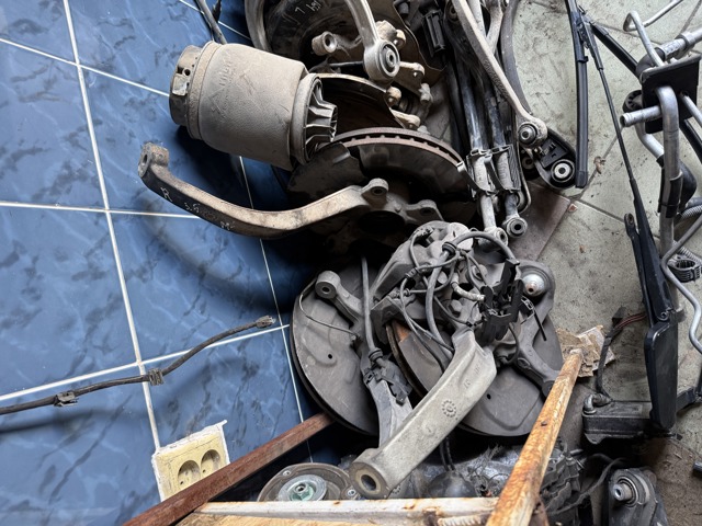 Кулак поворотний передній лівий A1643302120 MERCEDES