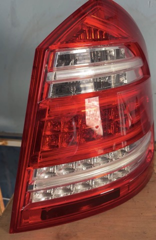 Задній правий стоп A1648203664 MERCEDES