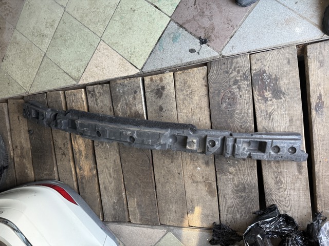 Абсорбер бампера переднього A1648850537 MERCEDES
