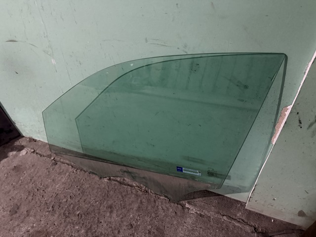 Скло водійських дверей A1667251310 MERCEDES