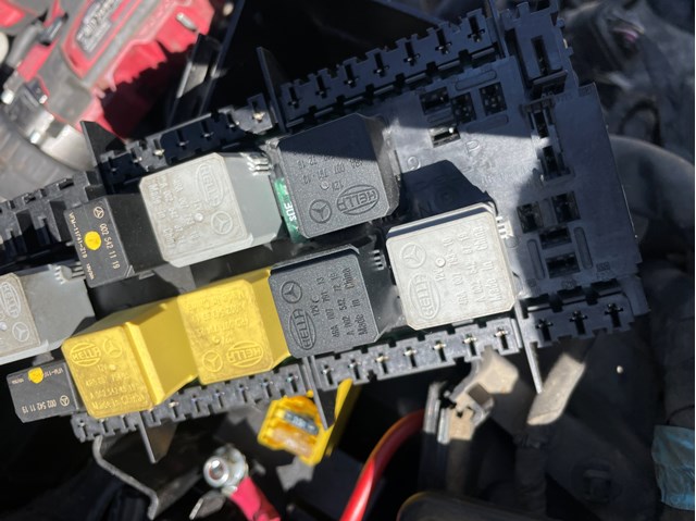 Виконавчий пристрій A1669060193 MERCEDES