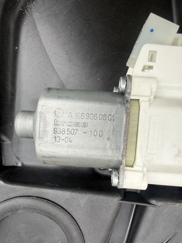 Двигун стеклопод'емника двері задньої, правої A1669060601 MERCEDES