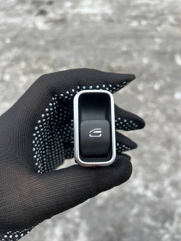 Кнопка підйомника переднього правого скла A16790502019051 MERCEDES