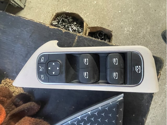 Кнопковий блок керування склопідіймачами передній лівий A1679059803 MERCEDES