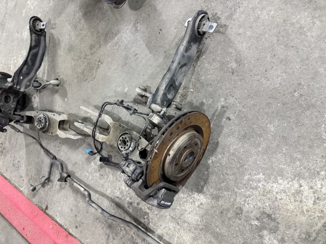 Цапфа поворотна права A1763500600 MERCEDES