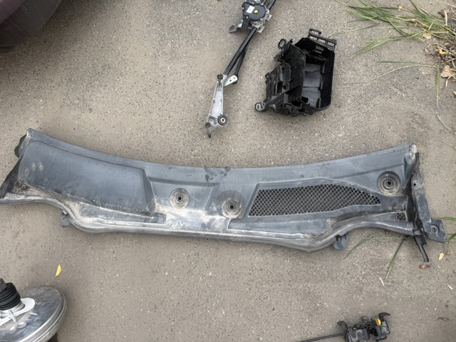 Водостік лобового скла, жабо A1768300013 MERCEDES