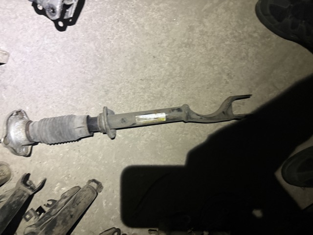 Стійка передня права A2053201030 MERCEDES