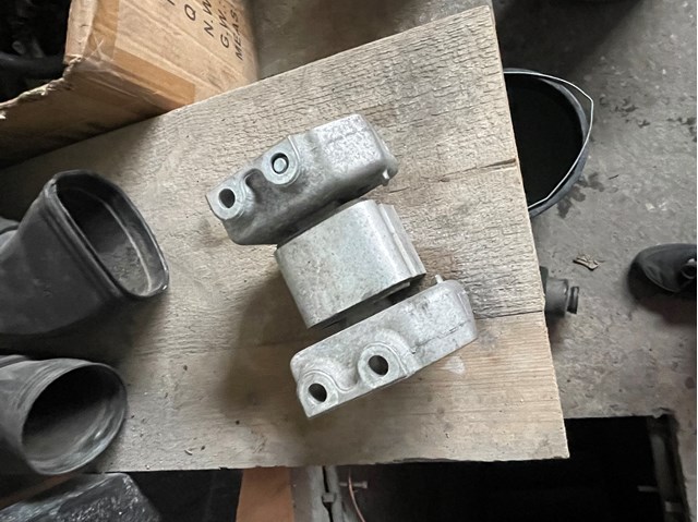 Кріплення кпп A2202421101 MERCEDES