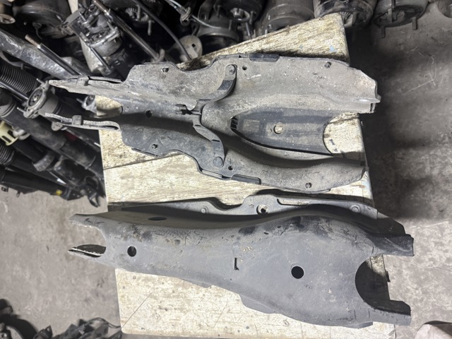 Балансир задній нижній A2213520102 MERCEDES