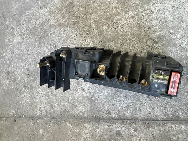 Коробка запобіжників A2215401250 MERCEDES