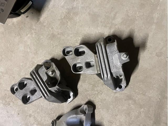 Ліва подушка двигуна A2462400217 MERCEDES