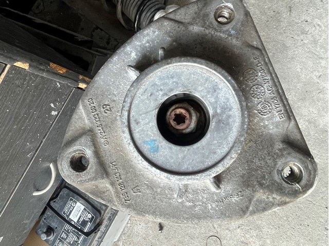 Подушка амортизатора переднього A2463230020 MERCEDES