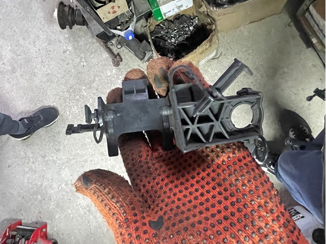 Скоба гальмівної трубки A2464210694 MERCEDES