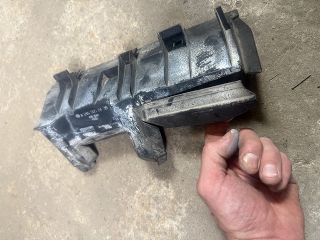 Повітропровід / дефлектор радіатора, правий A2465050430 MERCEDES