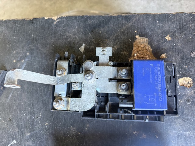 Коробка запобіжників A2465400950 MERCEDES