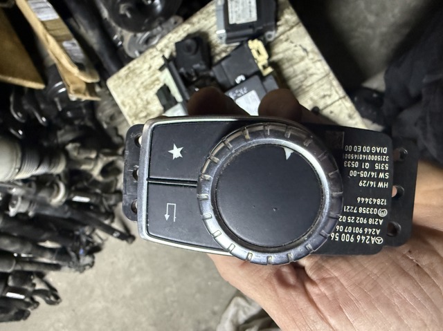 Блок кнопок центральної консолі A2469005615 MERCEDES