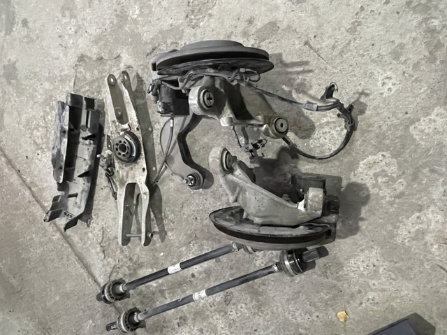 Цапфа поворотного кулака A2473502400 MERCEDES