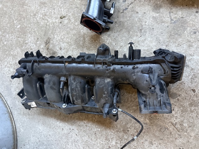 Колектор впускний A2700900737 MERCEDES