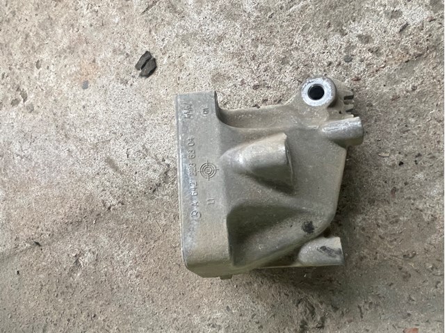 Кронштейн подушки (опори) двигуна, лівої A6422236304 MERCEDES