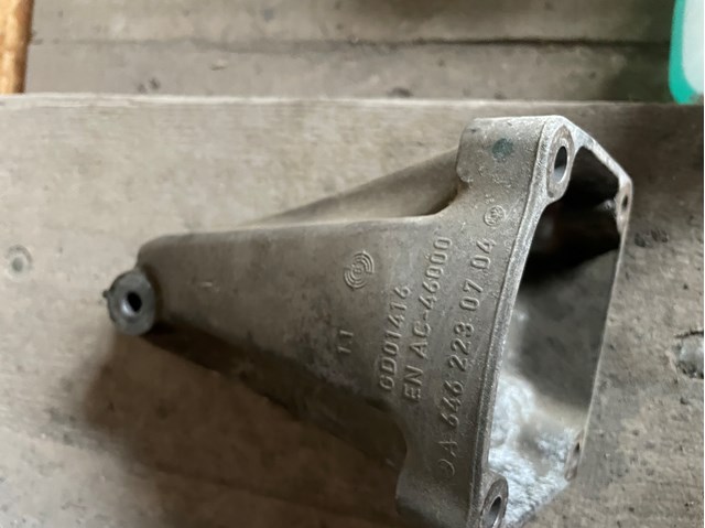 Кронштейн подушки (опори) двигуна, правої A6462230704 MERCEDES