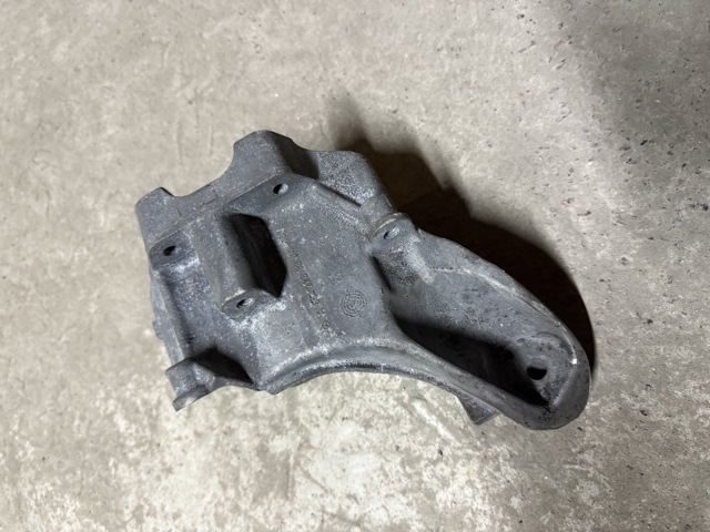 Кронштейн подушки (опори) двигуна, лівої A6512233804 MERCEDES