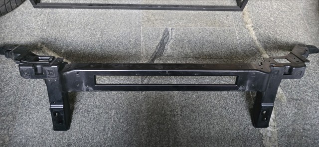 Рамка радіатора верхня LR091872 LAND ROVER