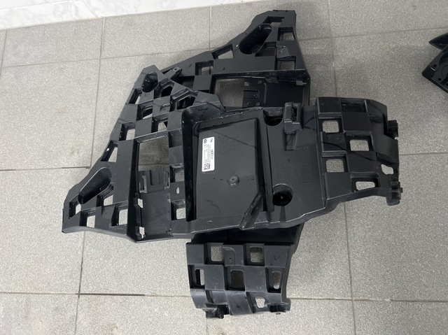 Кронштейн бампера заднього, правий 51127420654 BMW