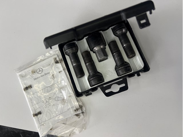 Болти до колеса A0019901707 MERCEDES