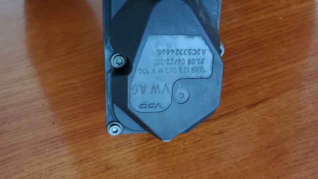 Дросільна заслінка в зборі 03G128063M VAG