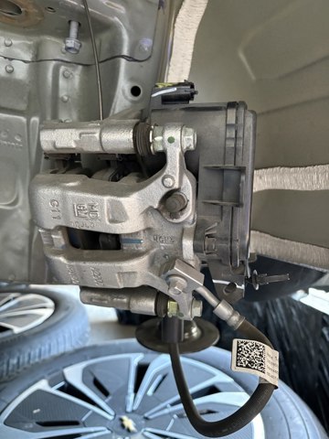 Задній гальмівний супорт лівий 13537061 GM