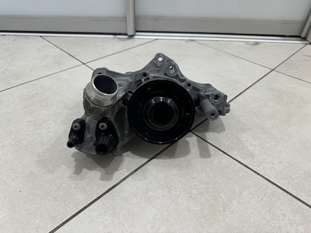 Помпа водяна, (насос) охолодження, в зборі з корпусом 8054857 BMW