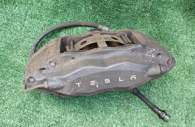 Супорт гальмівний, передній, правий 104264000F TESLA