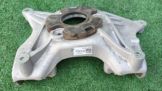 Стакан-амортизатора 104437100D Tesla Model
