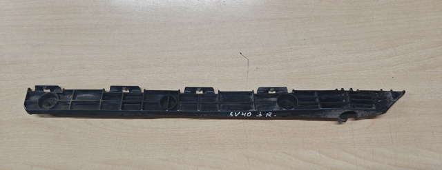 Напрямна заднього бампера, права 5215733010 TOYOTA