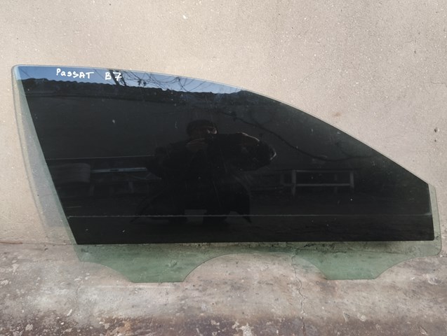 Скло пасажирських дверей 561845202 VAG