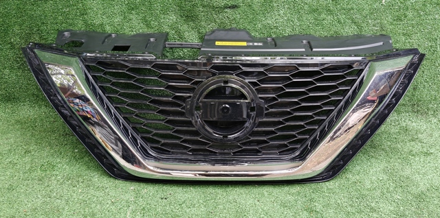 Захисна решітка радіатора 62310HV2 NISSAN