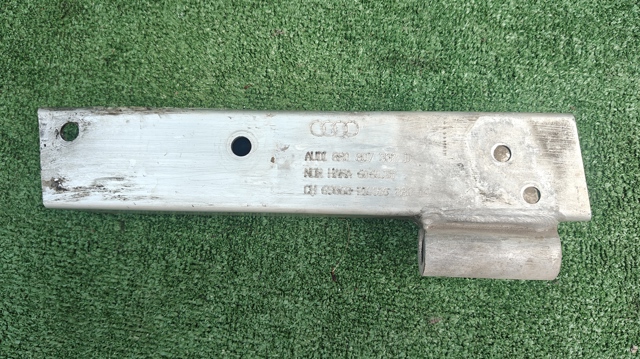 Кронштейн підсилювача заднього бампера 8R0807332D VAG