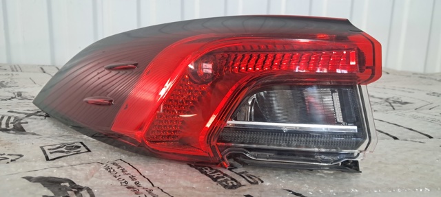 Задній лівий зовнішній ліхтар 8156102D11 TOYOTA