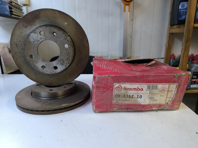 Гальмо дискове переднє 09A35210 BREMBO