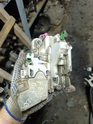 Замок водійських дверей 805035P060 NISSAN