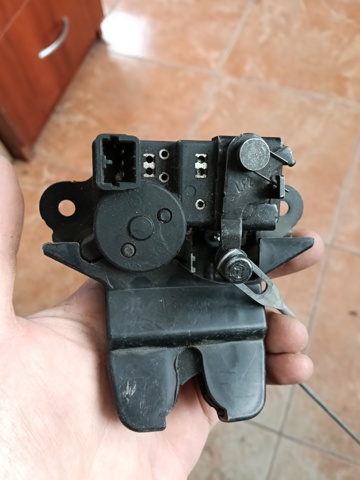 Замок і ручка дверей задка 812302F500 HYUNDAI