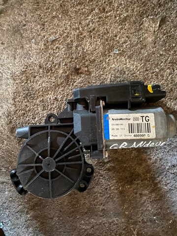 Мотор склопідйомника дверей передніх, правих 824603L010 HYUNDAI